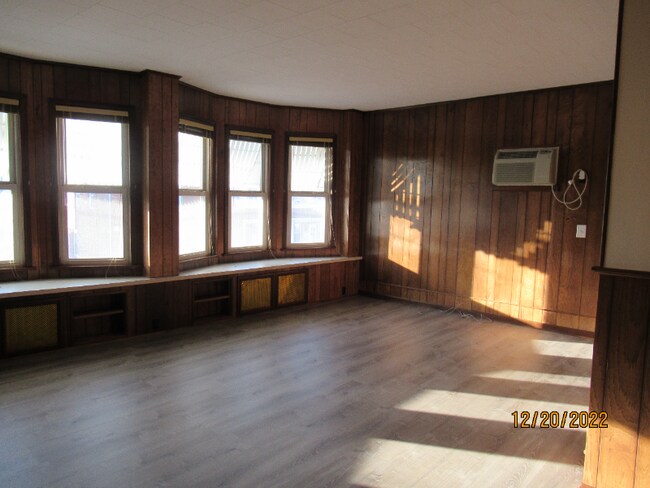 Building Photo - 32 Thompson St