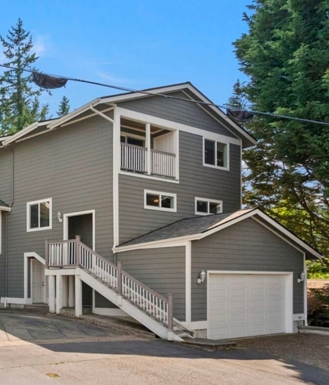 Building Photo - 1645 NE Grandview Blvd