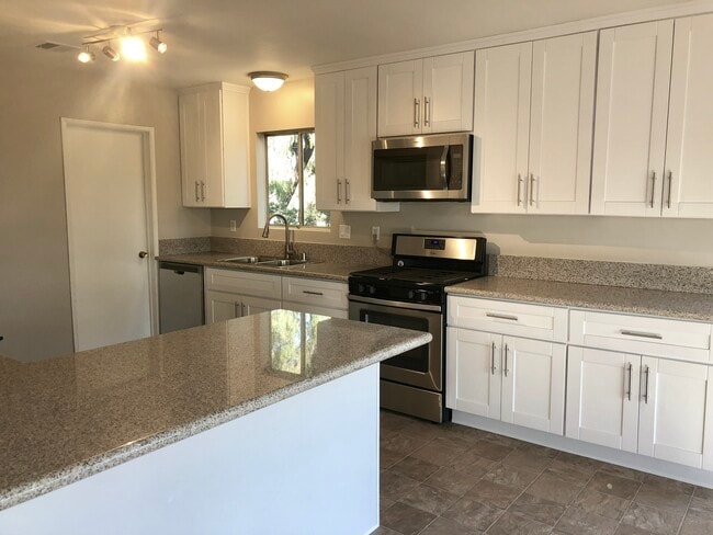 Building Photo - 3869 Grandview Pl