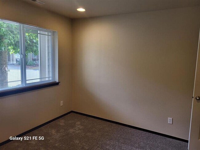 Foto del edificio - MOVE IN SPECIAL $200.00-Beautiful 3 Bed 2....