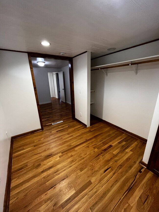 Building Photo - 2-Bedroom 1-Bathroom Home Available Novemb...