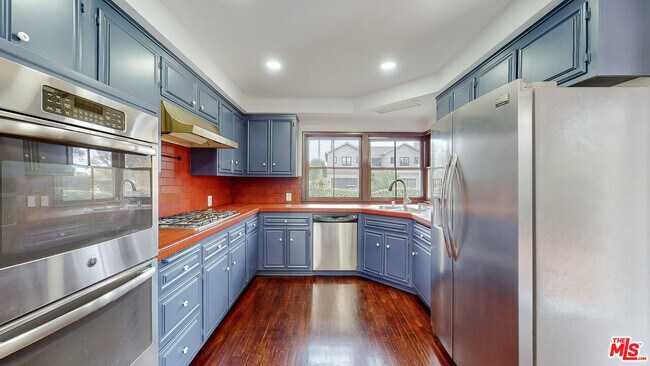 Building Photo - 501 Chapala Dr