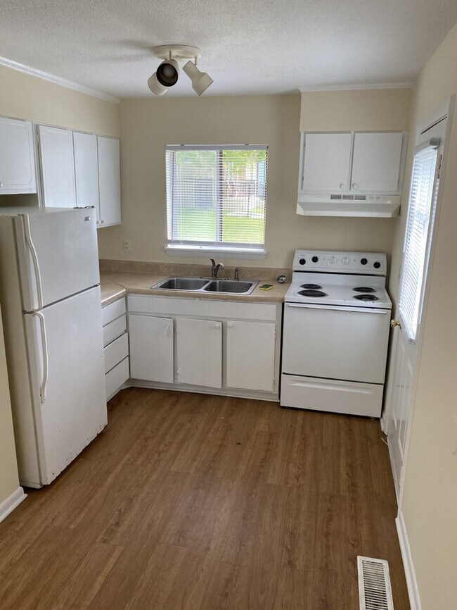 Building Photo - 2 bedroom 1 bathroom