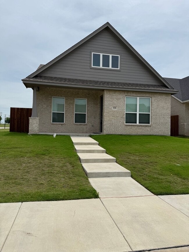 Building Photo - 3/2/2 Open concept and conveniently located for commuters