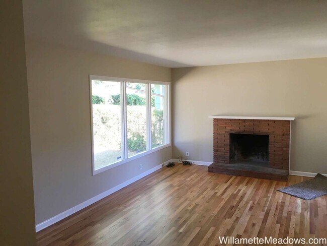 Foto del edificio - Charming Updated 3 Bedroom Home with A/C, Garage & Fenced Backyard in South Salem