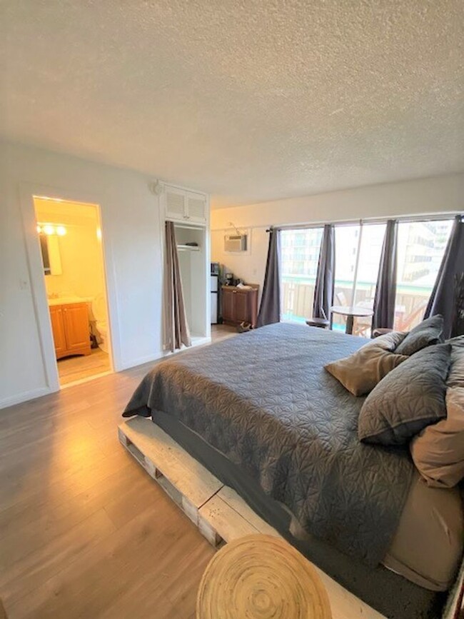 Building Photo - Fully Furnished Studio in Waikiki