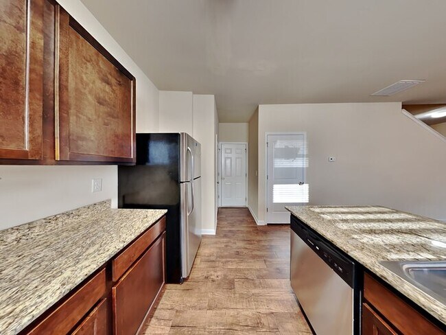 Building Photo - Beautiful 4 Bedroom 2.5 Bath Home Move in ...