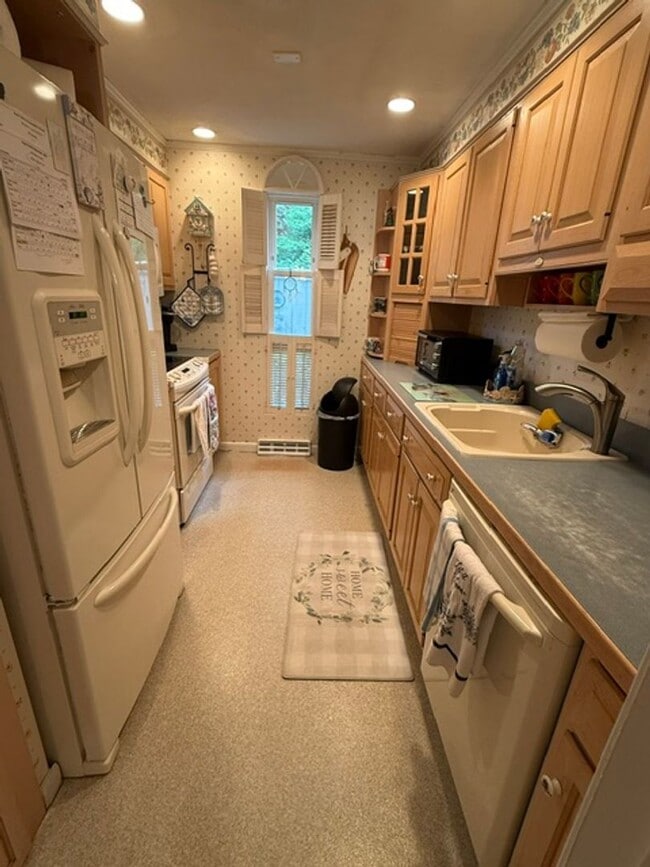 Building Photo - Furnished 2 bedroom, 2 and a half bathroom...