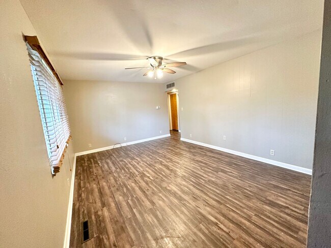 Building Photo - 1041 Glenmoor Dr