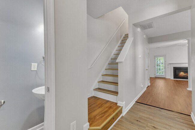 Foto del edificio - 3 Bedroom Brick Front Carraige Downs Townhome In Desirable Apex