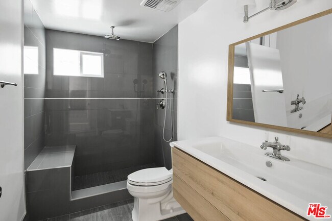 Foto del edificio - 1105 Alta Loma Rd