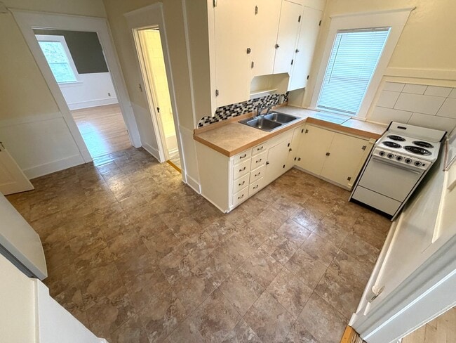 Building Photo - 676 N Davis St