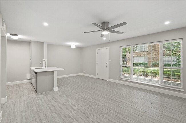 Building Photo - 2121 Fountain View Dr