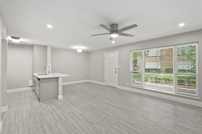 Building Photo - 2121 Fountain View Dr