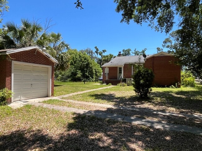 Building Photo - Charming 2 bedroom, 1 Bathroom Vintage Bri...