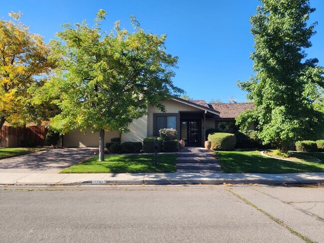 Foto del edificio - 4 bedroom home off of Mayberry Dr in Reno