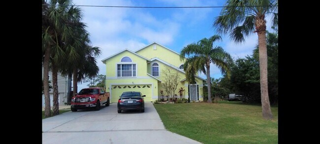 Al frente de la casa todo el nivel inferior es garaje y lavadero. - 7639 Wells Ct