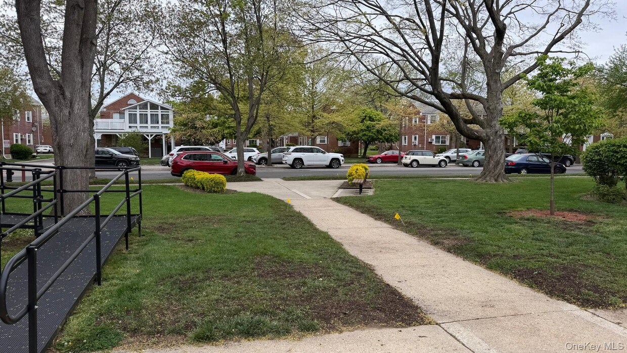 Foto del edificio - 74-42 260th St