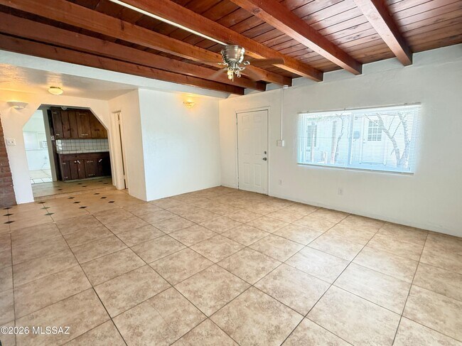 Building Photo - 833 W Tipton Dr