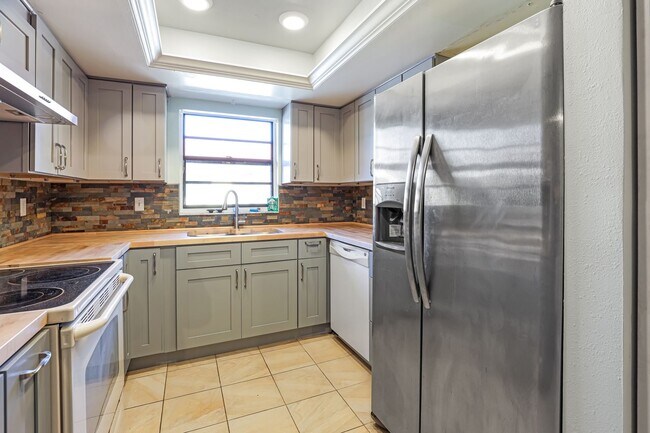Foto del edificio - 55+ ONLY Updated 1 Bed 1 Bath In Meadow Croft In Bradenton!!