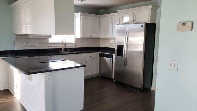 Building Photo - Spacious Home on a No-Outlet Street in Qui...