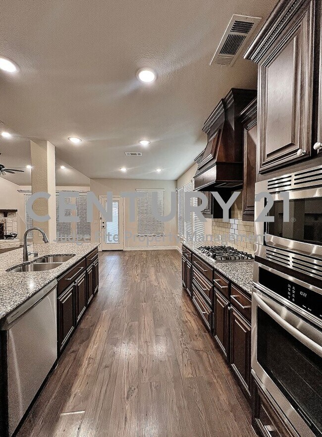 Foto del edificio - Executive 2-Story 5/4/2 with Sparkling In-Ground Pool in Mansfield!