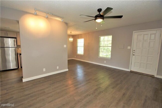 Building Photo - 2 br, 1 bath  - 3436 Willowrun Dr Apt D
