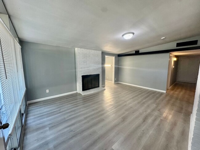 Building Photo - Don’t miss this opportunity!