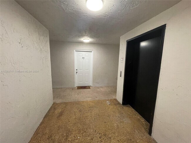 Foto del edificio - 16220 NW 2nd Ave