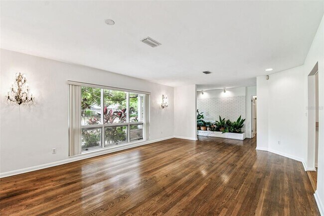 Foto del edificio - 4508 Henderson Blvd