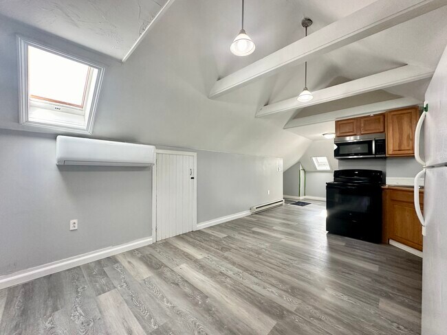 Building Photo - 160 Ferncrest Ave