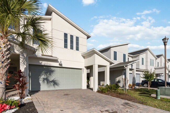 Foto del edificio - Like New 4/3 Townhome in Gated Community W/ Community Pool