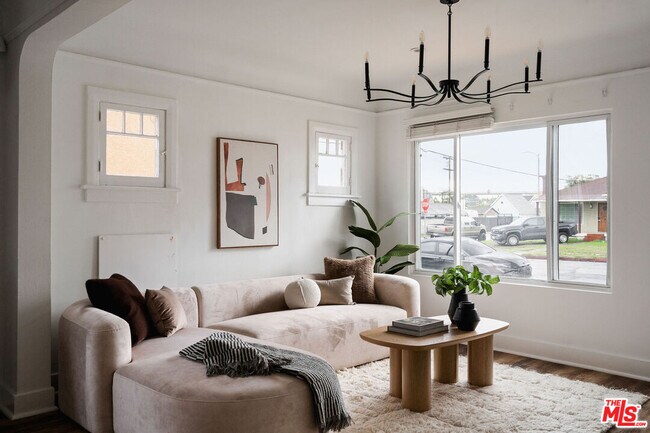 Foto del edificio - 607 W 111th Pl