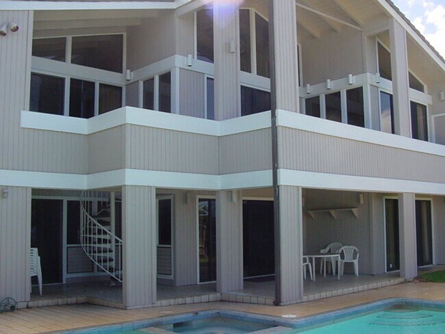 Foto del edificio - Waialae Iki, large family home 4 bedroom, 4 baths, 2 car garage