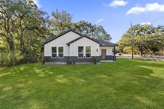 Building Photo - 150 Bandera Cir