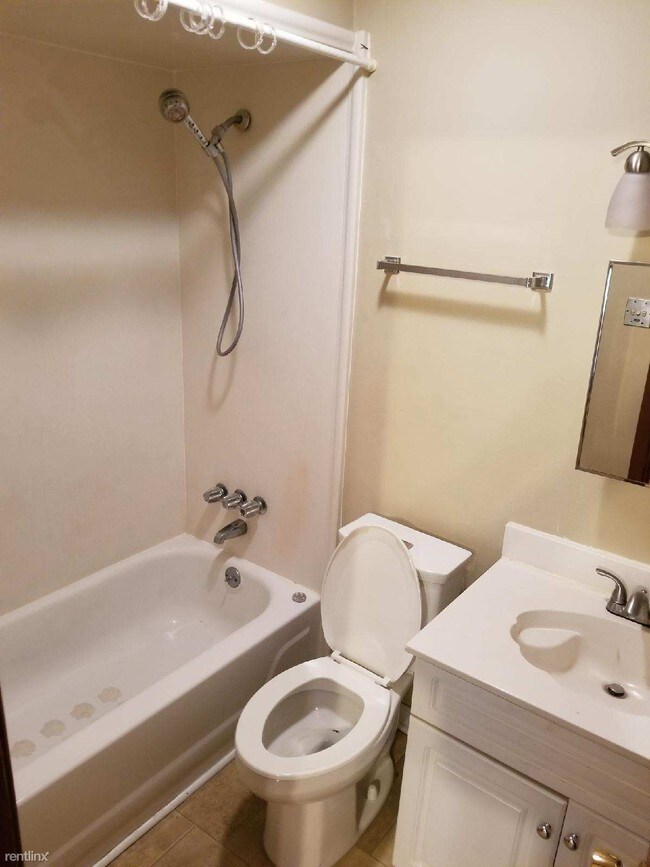 Building Photo - 3 br, 3 bath Apartment - 809 Phlox Ave