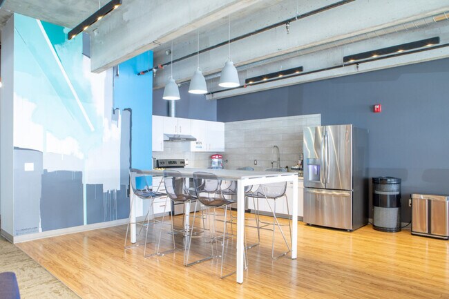 Foto del edificio - 1640 N Water St