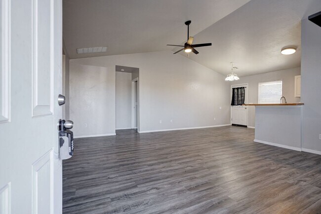 Building Photo - Cute 3BD/2BTH Duplex in Central East Norman!
