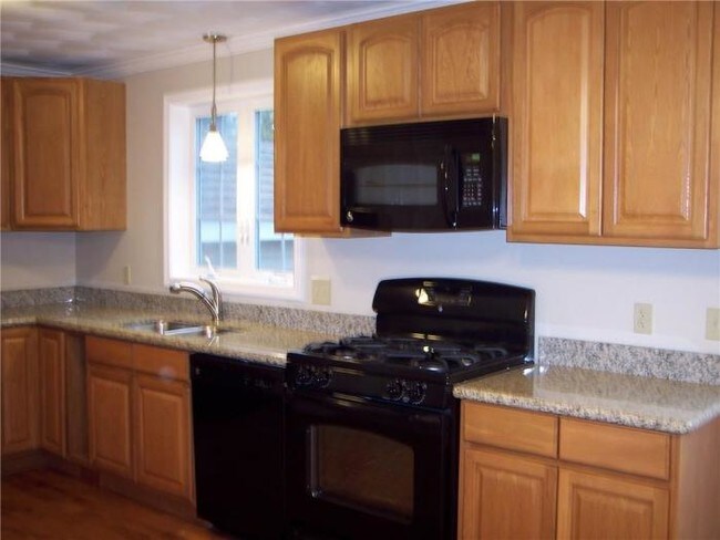Foto del edificio - 2 bedroom in Bristol RI 02809