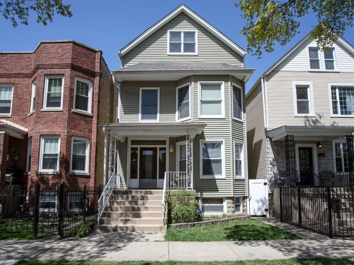 Foto principal - 2440 W Cuyler Ave