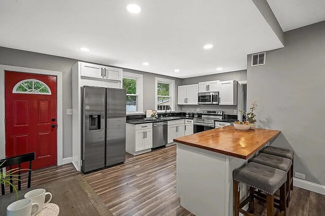 Foto del edificio - 5811 Bramble Ave