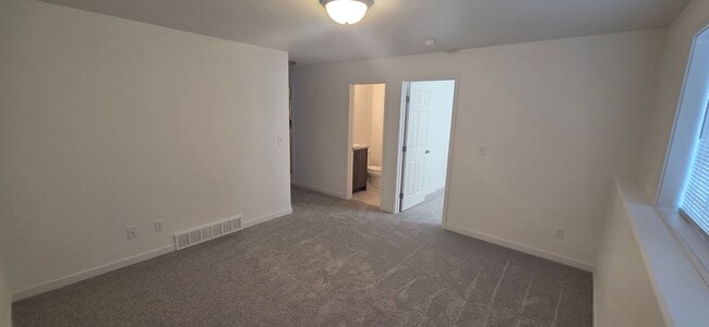 Building Photo - 3 Bed 3 Bath Town Home