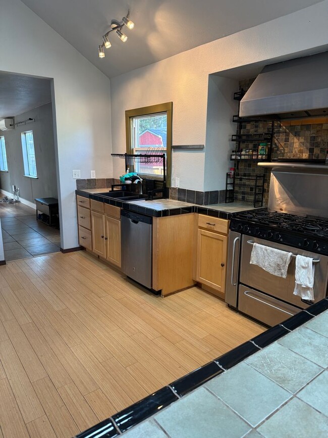 Building Photo - Unique, spacious 5-bdrm/3-bath Craftsman w...