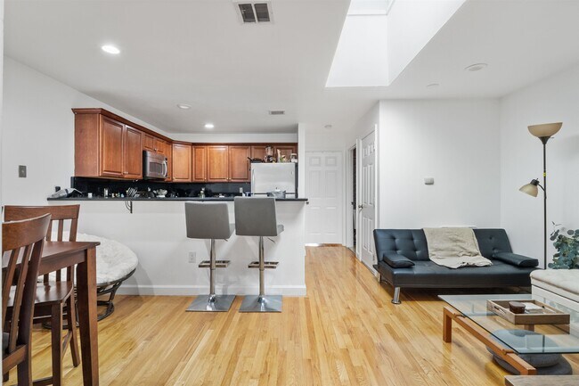 Building Photo - 379 1st St Unit 2