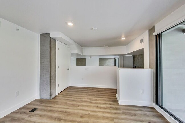 Building Photo - 595 Mariposa St