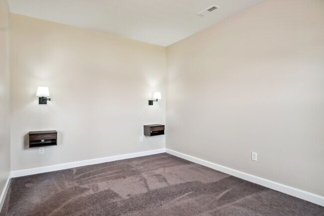 Building Photo - 3 bed/ 3 1/2 bath.  Dog Friendly.