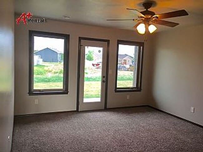 Building Photo - Three bedroom two bathroom Twin home w/ double garage