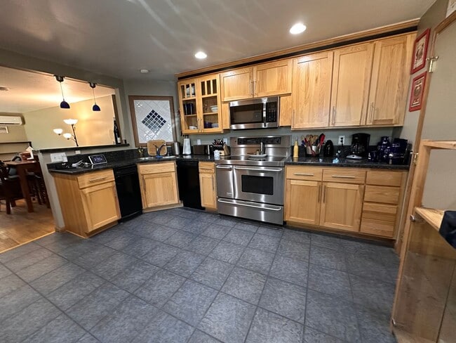 Building Photo - Cozy & Convenient 2-Bedroom Home with Larg...