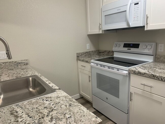 Building Photo - Downstairs 2 bedroom 2 bath brand new condo