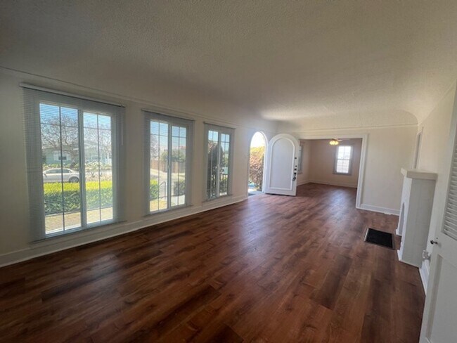 Building Photo - 214